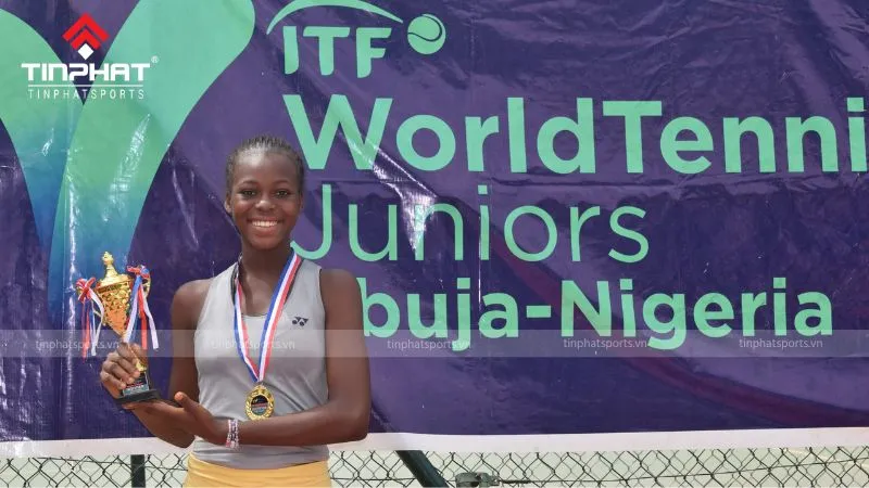 Hình ảnh logo ITF lớn trên một bức tường, tượng trưng cho tầm ảnh hưởng của ITF