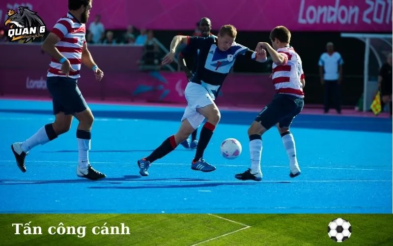 Pha tấn công biên sau khi thực hiện thành công pressing trap trong bóng đá, khai thác khoảng trống