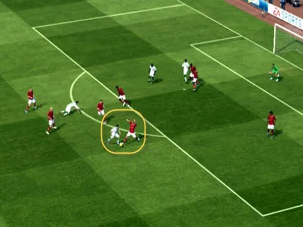 Cầu thủ dứt điểm tấn công trung lộ