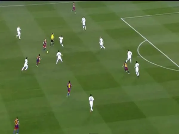 Cầu thủ thực hiện tấn công trung lộ