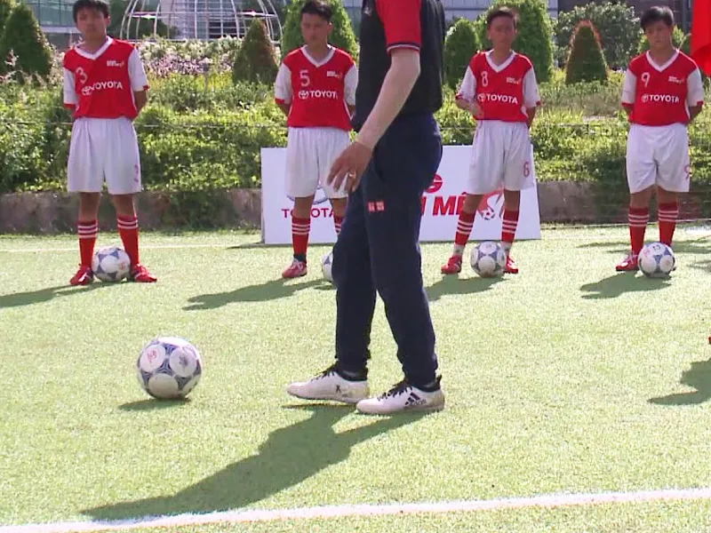 Huấn luyện viên hướng dẫn chuyền ngắn chính xác cho trẻ