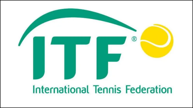 Người phụ nữ mặc áo xanh đứng trên sân tennis, tay cầm vợt, biểu tượng ITF và logo tinphatsports.vn