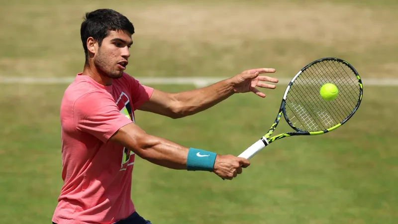 Hai người chơi tennis đang thi đấu trên sân, thể hiện tinh thần thể thao của người chơi tennis gọi là gì