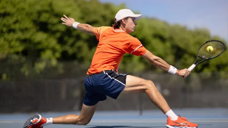 Một người chơi tennis đang thực hiện cú đánh, minh họa lợi ích sức khỏe của người chơi tennis gọi là gì