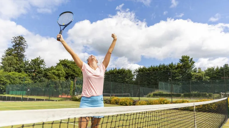 Nụ cười rạng rỡ của người chơi tennis, thể hiện niềm vui và lợi ích tinh thần mà người chơi tennis gọi là gì mang lại