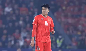 Hậu vệ Thành Chung tập trung trong trận đấu, thể hiện vai trò quan trọng của từng cá nhân trong việc xây dựng hàng thủ kiên cố và giữ vững vị thế đội bóng có bàn thua ít nhất gọi là gì.