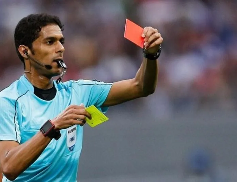 Trọng tài rút thẻ vàng và thẻ đỏ, biểu tượng quyền lực trong bóng đá