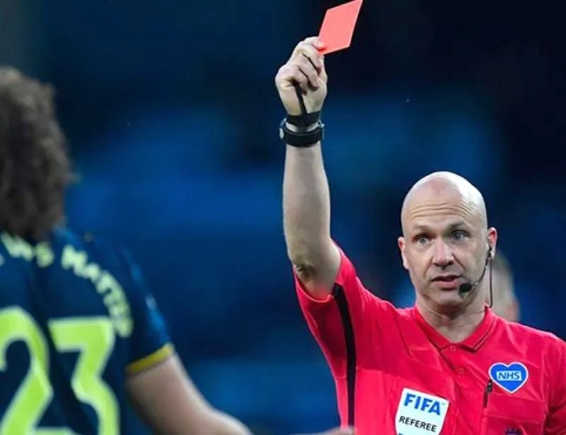 thẻ đỏ trong bóng đá là gì: quyết định truất quyền thi đấu của trọng tài
