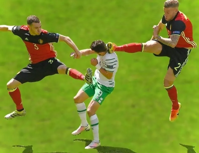 Phạm lỗi nghiêm trọng dẫn đến thẻ đỏ trong bóng đá