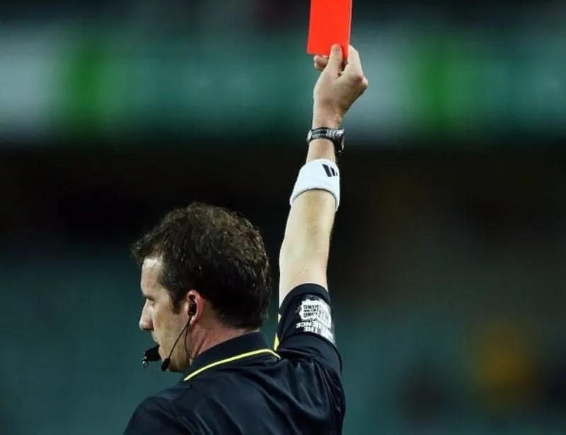 Hậu quả khi nhận thẻ đỏ trong bóng đá: cầu thủ bị đuổi khỏi sân