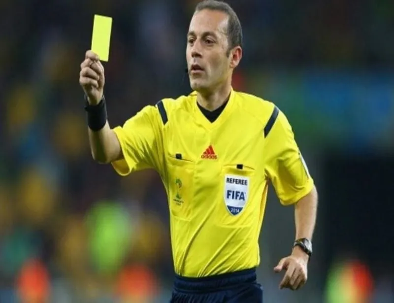 Thẻ vàng trong bóng đá là gì? Trọng tài giơ thẻ phạt cảnh cáo cầu thủ