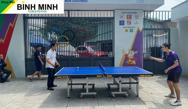 Người chơi bóng bàn tìm hiểu luật giao bóng bàn chạm lưới gọi là gì