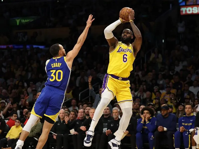 Pha bật nhảy ném 3 điểm sau đường kiến tạo của đồng đội