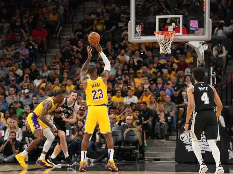 Cầu thủ thực hiện cú ném phạt tự do sau khi bị phạm lỗi