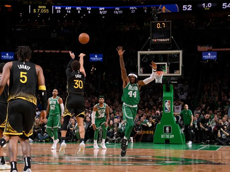 Pha ném xa từ giữa sân (half-court shot), đỉnh cao của ngôn ngữ tấn công đầy bất ngờ trong bóng rổ