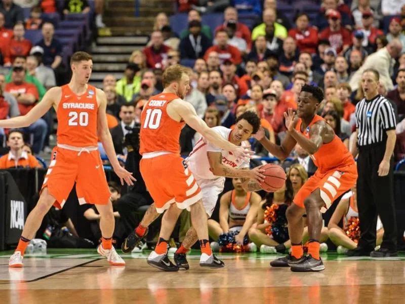 Cầu thủ đội phòng ngự ngăn cản pha tấn công của đối phương