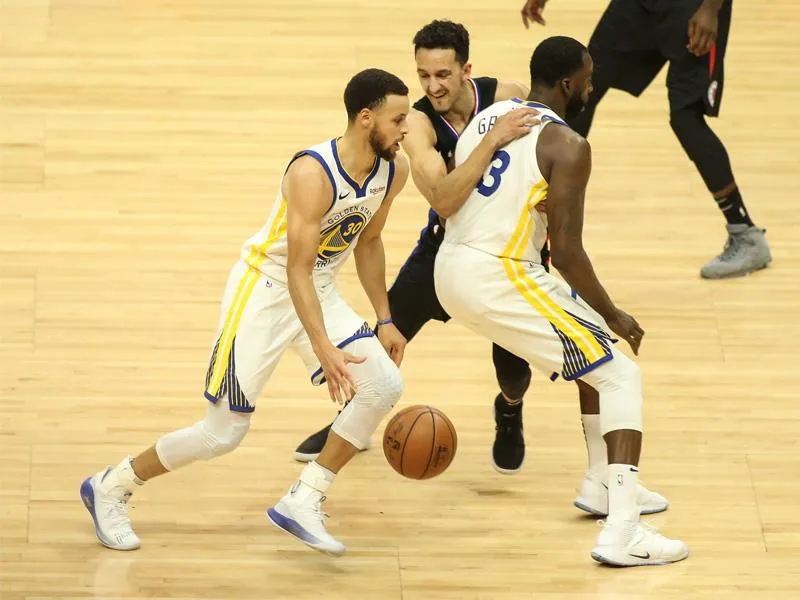 Pha chuyền bóng về phía sau đầy ngẫu hứng nhưng hiệu quả