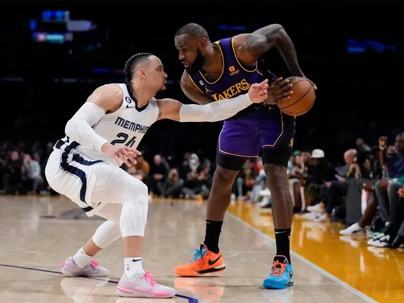 Tư thế giữ bóng bằng hai tay khi bị kềm chặt bởi đối phương