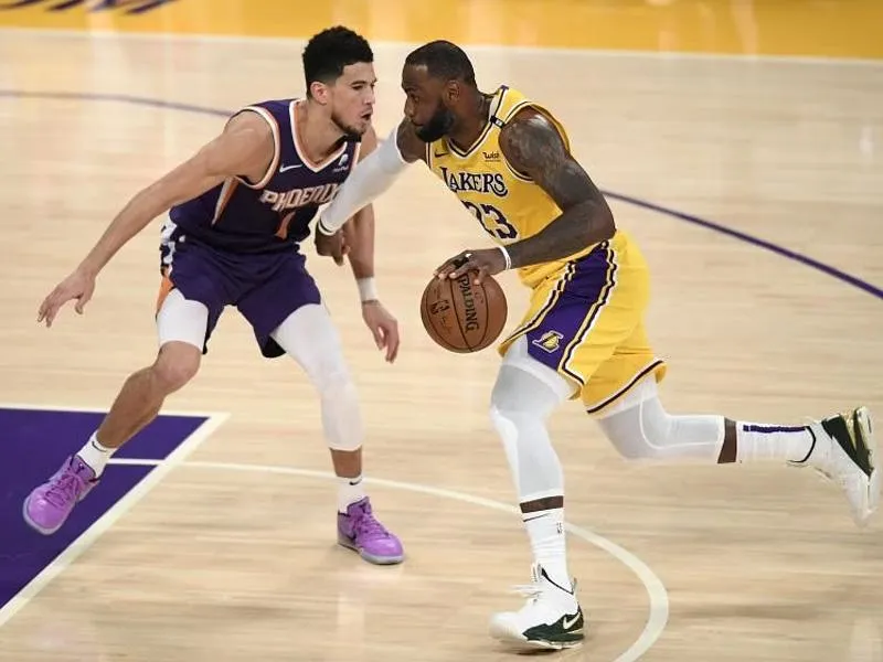 Cầu thủ điều khiển bóng Dribble, tìm kiếm cơ hội kiến tạo