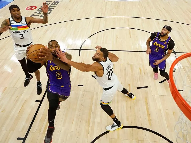 Cầu thủ thực hiện cú Lay-up lên rổ sau khi nhận bóng kiến tạo