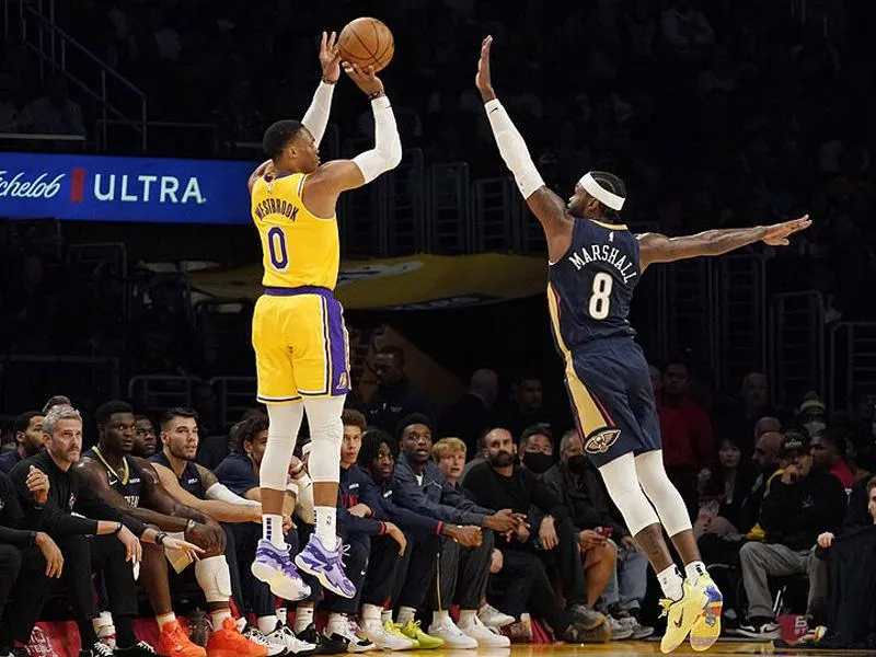 Cầu thủ ném 3 điểm, sau một pha kiến tạo hoàn hảo