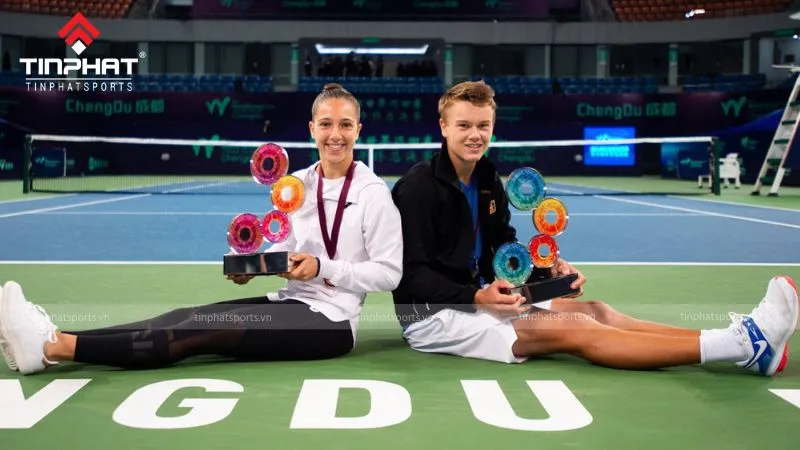 ITF thực hiện nhiều chương trình nhằm thúc đẩy sự phát triển quần vợt trẻ, với hình ảnh hai tay vợt trẻ trên sân