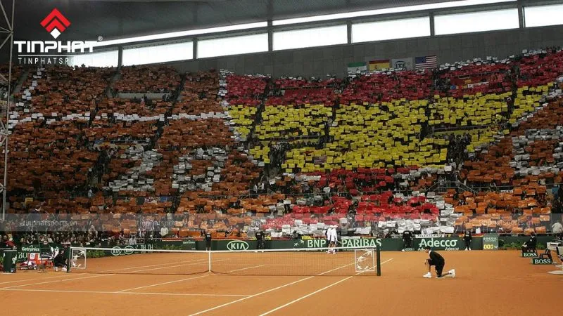 ITF thường xuyên tổ chức các giải đấu quốc tế, với hình ảnh hai vợt tennis và quả bóng trên sân đấu