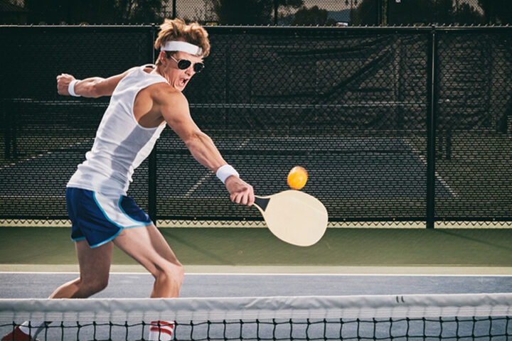 Vận động viên Pickleball tập luyện kỹ thuật đập bóng chéo sân hiệu quả