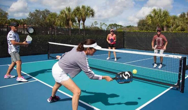 Minh họa đường đi của kỹ thuật đập bóng chéo sân đầy chiến lược