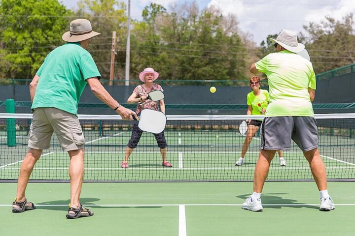Trọng tài điều khiển trận đấu đảm bảo sự công bằng trong kỹ thuật đập bóng chéo sân