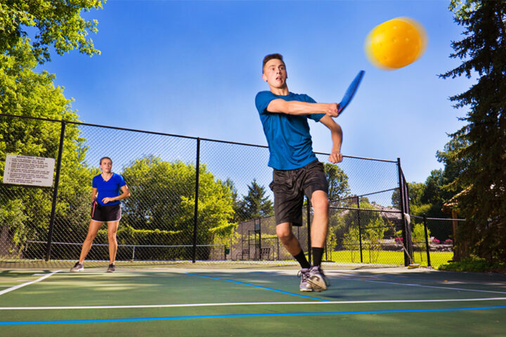 Đánh bóng liên tục rèn luyện kỹ thuật đập bóng chéo sân cho vận động viên tấn công