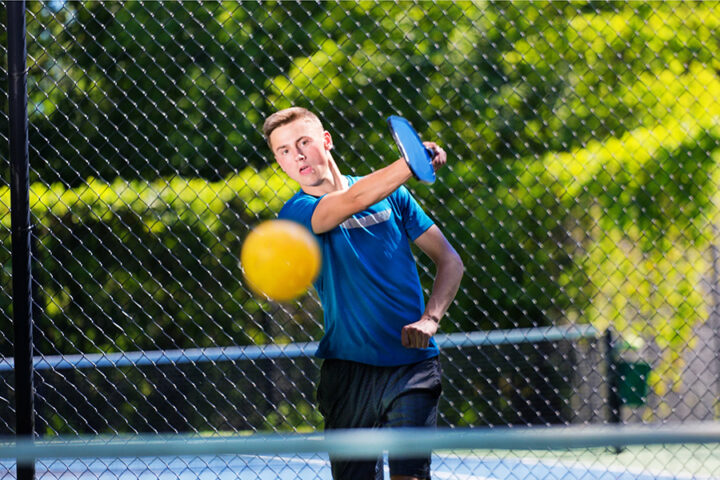 Vận động viên thực hiện kỹ thuật đập bóng chéo sân Volley đầy uy lực