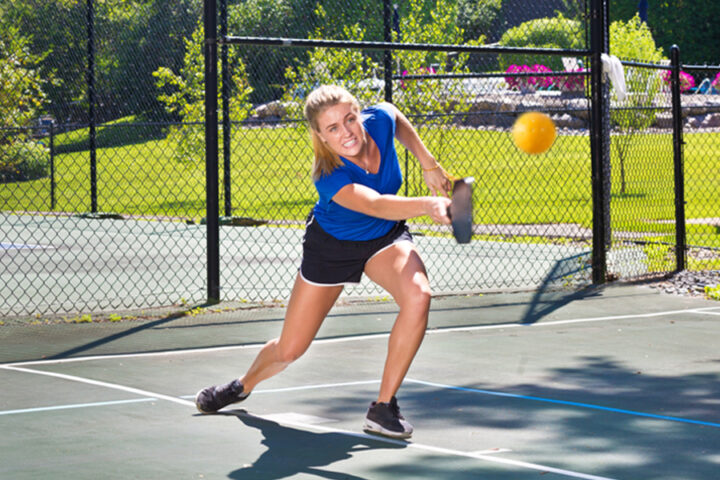 Sử dụng cổ tay để điều khiển kỹ thuật đập bóng chéo sân với độ chính xác cao