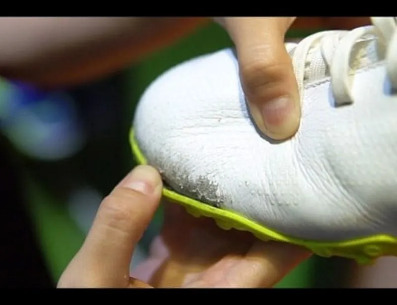 Giày đá bóng bị hở keo cần được dán lại