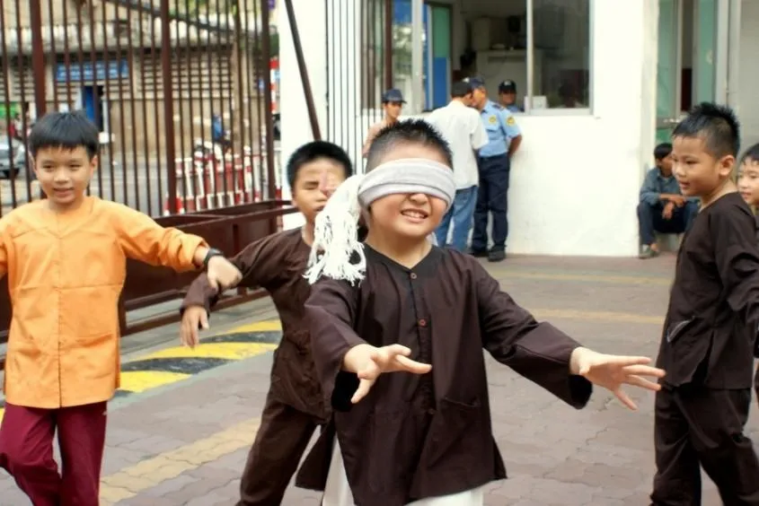 Trò chơi cho bé bịt mắt bắt dê 