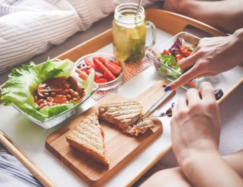 Cầu thủ chuẩn bị bữa ăn chiến lược, tuân thủ các lưu ý dinh dưỡng để tối ưu hóa năng lượng trước khi đá bóng.