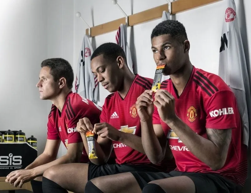 Tránh thực phẩm nặng, nhiều đường, hoặc đồ uống có cồn là lưu ý quan trọng về những gì không nên ăn trước khi đá bóng.