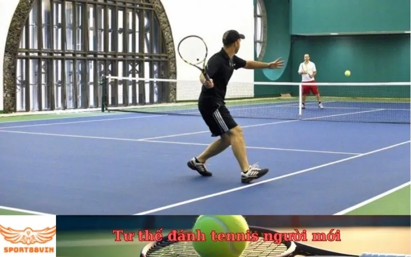 Người chơi tennis mới thực hành kỹ thuật footwork cơ bản trên sân