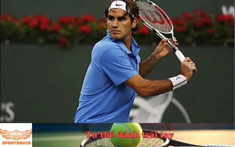 Vận động viên thực hiện kỹ thuật footwork để đánh cú trái tay trong tennis