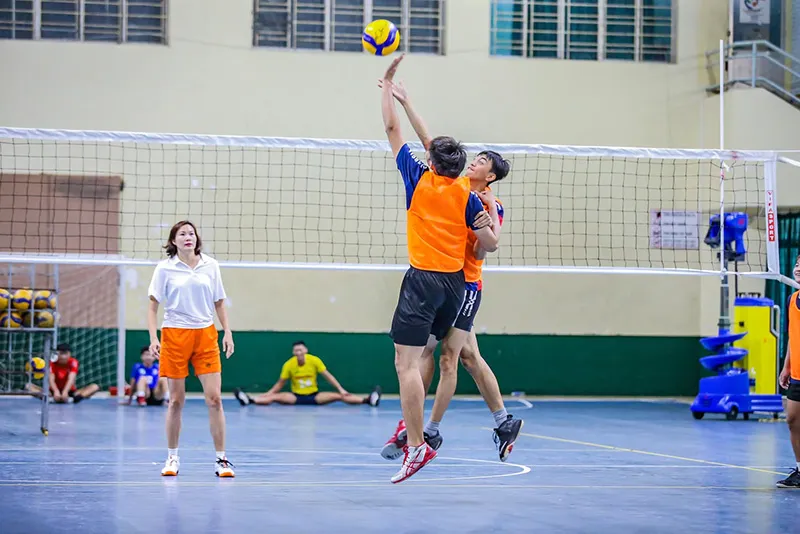 Hai đội bóng chuyền tranh chấp bóng quyết liệt, minh họa giai đoạn giằng co từng điểm số khi trận đấu đạt đến set point.