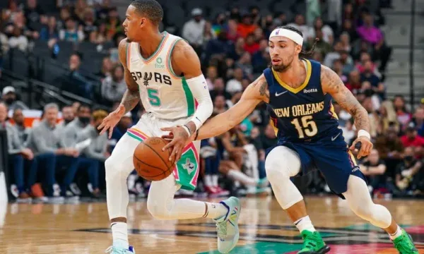 Cầu thủ bóng rổ cướp bóng thành công