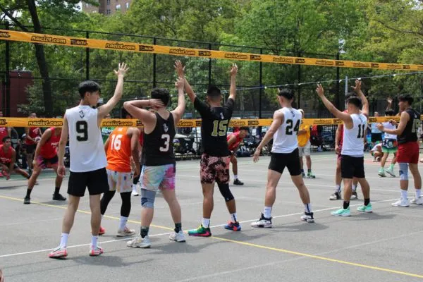 Đội hình đông đảo thi đấu bóng chuyền 9 người trên sân đấu mở rộng