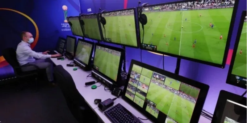 Nhược điểm của sơ đồ 3-5-2 trong thi đấu: Rủi ro khi mất kiểm soát trung tuyến