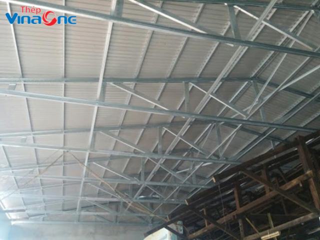 Sơ đồ minh họa khoảng cách tiêu chuẩn giữa các thanh kèo và đòn tay trên mái tôn