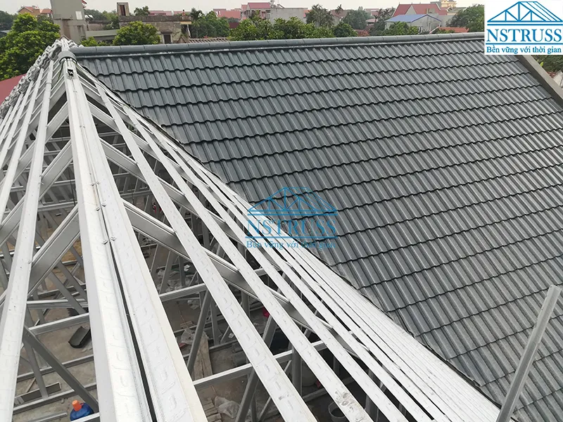 Hệ thống vì kèo thép mạ hợp kim nhôm kẽm siêu nhẹ, minh họa cấu trúc hiện đại của kèo mái nhà là gì với công nghệ tiên tiến.