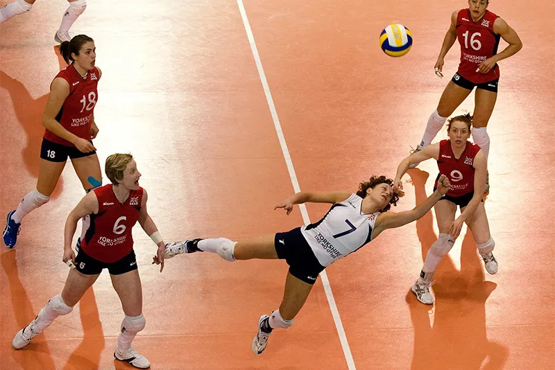 Libero phòng thủ vững chắc hàng sau, duy trì nhịp điệu khi vận hành sơ đồ 5-1