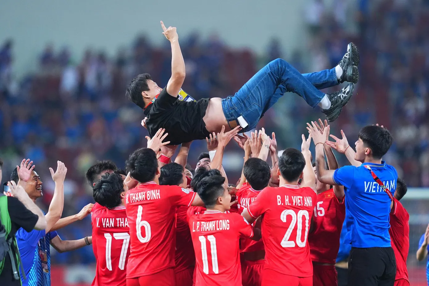 Trận đấu giữa đội tuyển Việt Nam và Thái Lan, cho thấy sự cạnh tranh khốc liệt và tầm quan trọng của các đối thủ khu vực
