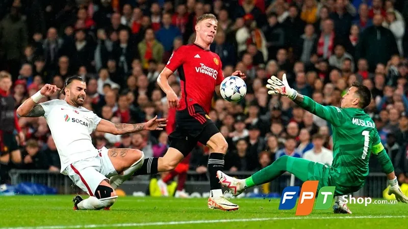 Tiền đạo phá bẫy việt vị thành công, thể hiện sự tinh tế của luật việt vị trong bóng đá được giải thích chi tiết và dễ hiểu