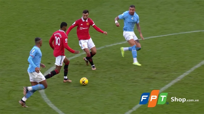 Tầm quan trọng của việc kiểm soát vị trí để tránh việt vị, minh họa luật việt vị trong bóng đá được giải thích chi tiết và dễ hiểu