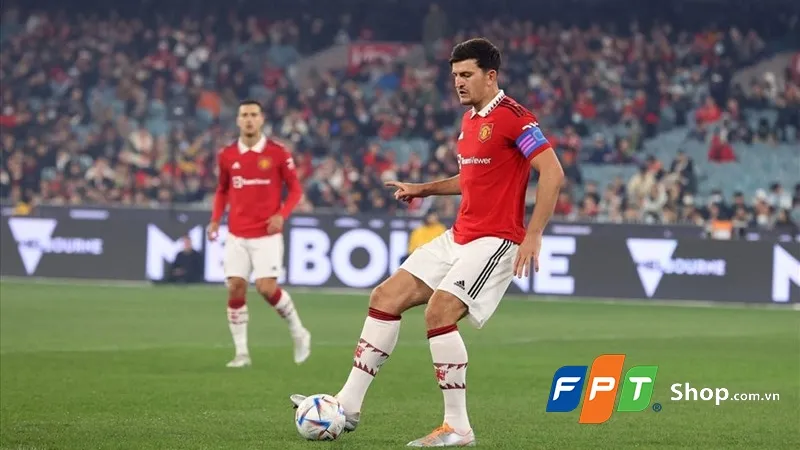 Trọng tài biên với cờ báo việt vị, giải thích luật việt vị trong bóng đá được giải thích chi tiết và dễ hiểu